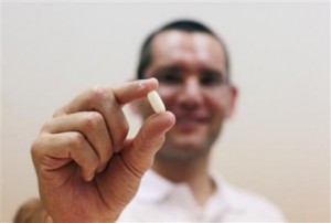 Oramed’in CEO’’su Nadav Kidron tablet insülin gösteriyor. REUTERS/Baz Ratner